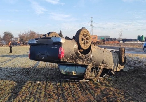 LESZNO: Dachowanie na trasie Wilkowice–Mórkowo. 66-latek trafił do szpitala