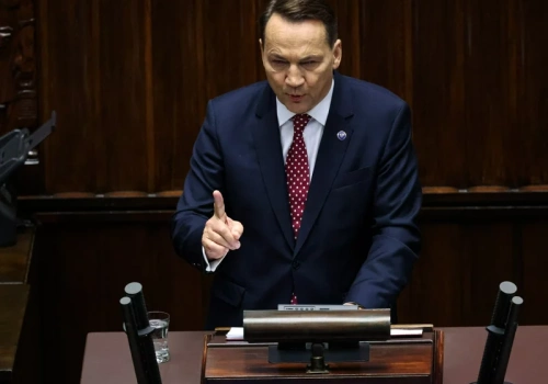 Sikorski oskarża: Chcą nas wyprowadzić z UE