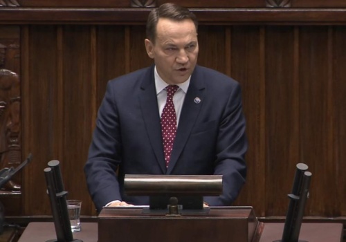 Sikorski paroma zdaniami z exposé rozwścieczy Putina. Poniżająca Rosję wyliczanka