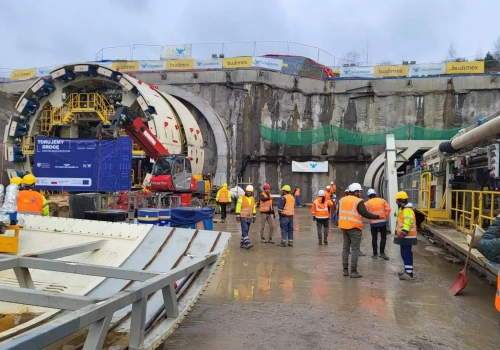 Dramatyczny wypadek przy budowie tunelu w Męcinie. 42-latek wpadł pod wagon