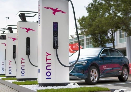 Ionity podnosi poprzeczkę do 600 kW, a BYD pokazuje 1360 kW. Wyścig o czas przy ładowarce trwa w najlepsze