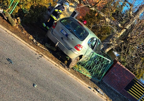 Wjechała w płot. Autolaweta była pierwsza