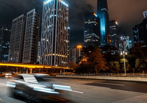 Mandat za ryk silnika? Aktywiści walczą o fotoradary akustyczne w polskich miastach