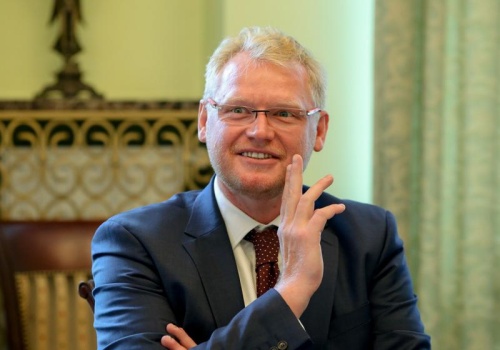 Były prezes PKO BP zarobił setki tysięcy złotych na akcjach spółki Sołowowa. KNF podejrzewa wyciek poufnych informacji