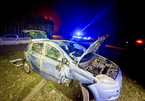 Poślizg na ul. Hulczyńskiej – Fiat uderzył w słup