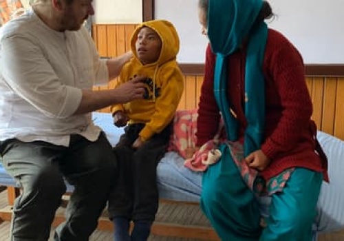 Shiva zaczął chodzić, Navaraj dostanie protezę. Polska grupa pomaga niepełnosprawnym w Nepalu