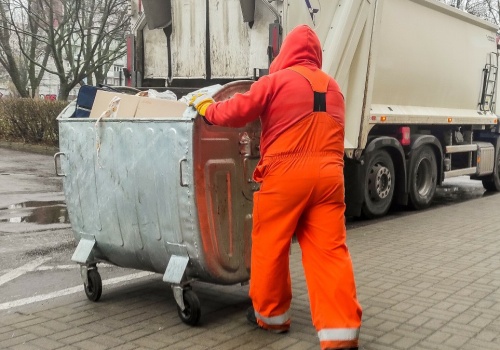 Śmieciarka nagle zaczęła się palić. Źródłem był mały przedmiot