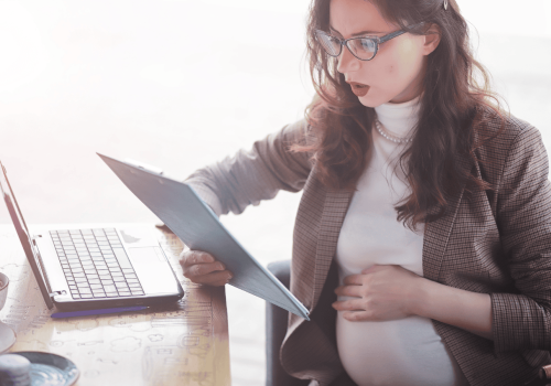 ZUS masowo ściga matki. Od tych kobiet żąda zwrotu świadczeń wraz z odsetkami