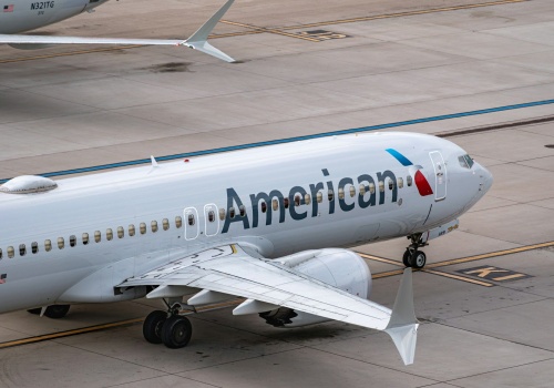 Ostrzelano samolot pasażerski. Ślady po kulach na skrzydle