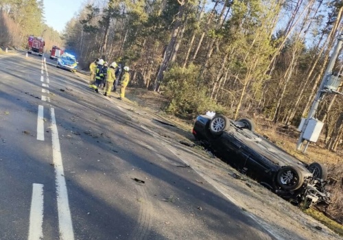 Kierujący BMW na łuku drogi stracił panowanie nad pojazdem i dachował. Kierowca ma 2,5 promila alkoholu