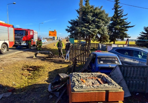 Volvo storpedował płot. Dwie osoby ranne (ZDJĘCIA)
