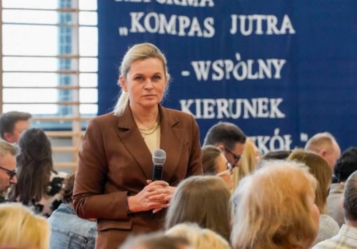 Zakaz telefonów na lekcjach coraz bliżej. MEN i rodzice są w tej sprawie bezlitośni