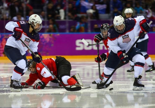 Kapitan drużyny hokejowej USA Hilary Knight określa żart Trumpa jako niesmaczny i broni męskiej drużyny