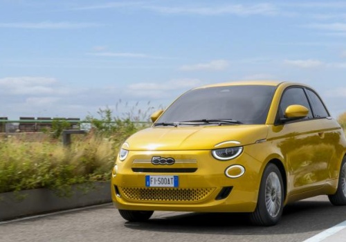 Paradoks Fiata 500 Hybrid i 117 gramów problemu. Dlaczego Stellantis hamuje produkcję mimo rynkowego sukcesu?