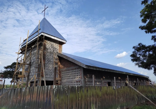 Tarnowscy księża wspierają budowę kościoła w Afryce