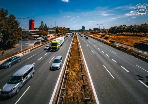 Lewy pas nie służy do stałej jazdy. Policja przypomina jak korzystać z dróg szybkiego ruchu