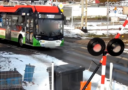 Kierowca autobusu zignorował czerwone światło? Chwile grozy na przejeździe kolejowym