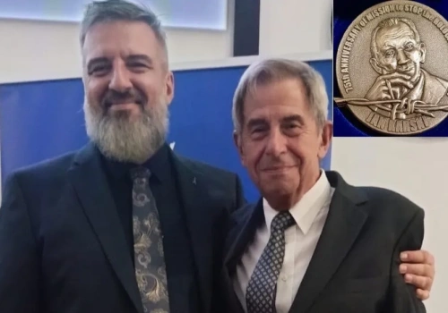 Andrzej Zoll i Fryderyk Zoll z Medalem Misji Jana Karskiego. Ojciec i syn uhonorowani za działania na rzecz praworządności