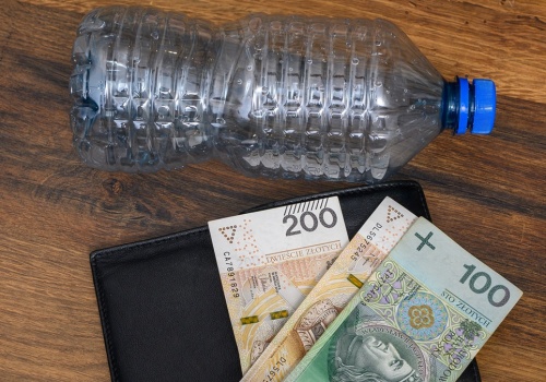 Robią biznes na butelkach. 10 groszy od sztuki, reszta twoja