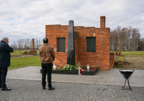 Romowie i Polacy uczcili rocznicę utworzenia Zigeunerlager w Auschwitz