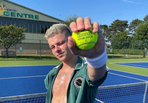 Desperacja czy geniusz? 145-letnia legenda Wimbledonu w rękach 23-latka z TikToka