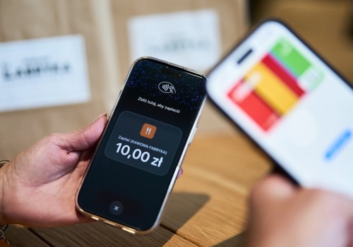 Telefon zamiast terminala: mBank testuje nowe płatności dla firm