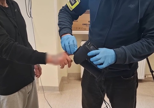 Mężczyzna zaatakował pracowników sklepu i zbiegł