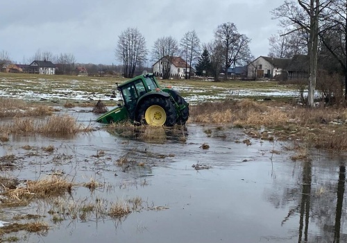 Policyjny pościg za ciągnikiem rolniczym. Szarża z finałem w rzece