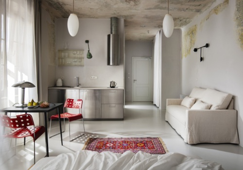 WNĘTRZE TYGODNIA: Apartament w czeskiej kamienicy to minimalizm z duszą. Stary tynk, kaflowy piec i nowoczesna stal