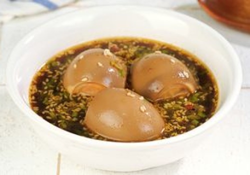 Wkładam ugotowane jajka i odstawiam. Na Wielkanoc będą jeszcze lepsze niż faszerowane