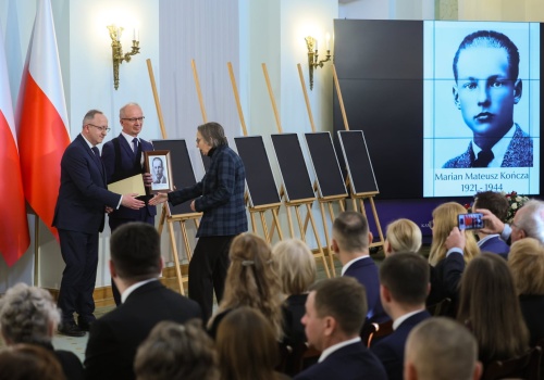 Warszawa: rodzina ukrywająca Żydów wśród 16 uhonorowanych ofiar totalitaryzmów