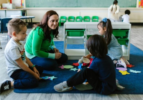 Przedszkola pękają w szwach od 6:00 do 16:00, bo 