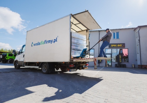 Gdzie kupić wodę bez kaucji do firmy? Co zmienił system kaucyjny