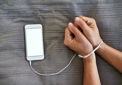 Krzysztof Gawkowski zmienił zdanie. Dlaczego potrzebujemy zakazu social mediów dla młodzieży?