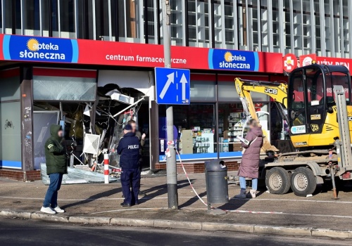 Groźny wypadek w centrum Szczecina. Mini koparka uderzyła w budynek