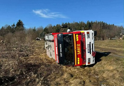 Jechali do akcji. Ich wóz wylądował na boku.