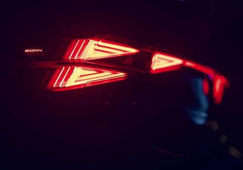 Odświeżona Cupra Born zapowiedziana. Wiemy, kiedy premiera liftingu hiszpańskiego elektryka