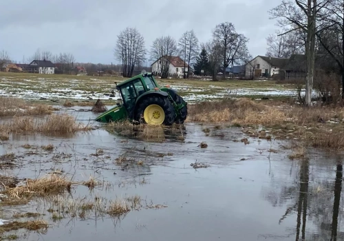 Najpierw kłótnia, potem ucieczka. Ciągnikiem wjechał prosto do rzeki