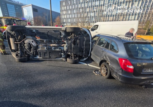 Zderzenie Skody i Toyoty w Alei Armii Ludowej. Toyota na boku, poszkodowany w szpitalu