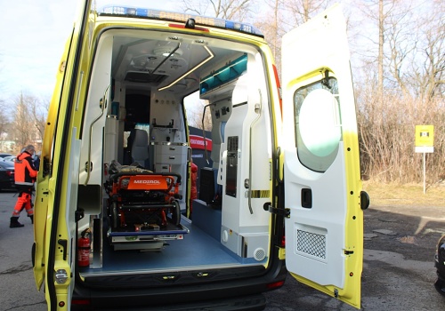 Karetka miała problem z dojazdem do domu pacjenta. Wójt zaoferował… zakup łańcuchów na koła