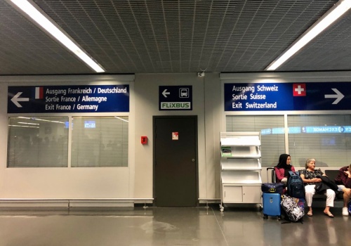 To najbardziej niezwykłe lotnisko w Europie. Lądujesz we Francji, wychodzisz w Szwajcarii