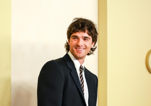 Co czyta Jacob Elordi? Te tytuły, które poleca gwiazdor nowych „Wichrowych Wzgórz”, mogą cię zaskoczyć