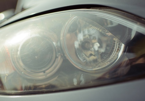 Zmatowiałe reflektory to duży problem. Mogą ograniczyć światło o 80 proc.