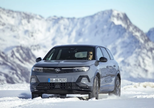 Stellantis płaci za zbyt szybki zwrot w stronę „elektryków”. 22,3 mld euro na minusie