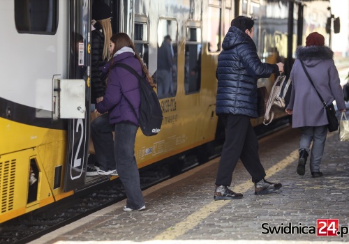 Kolej (nie)dostępna. Sprawdzili, które przystanki są torem przeszkód dla osób z niepełnosprawnościami