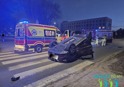 Wypadek w Sieradzu, dachowanie po zderzeniu na skrzyżowaniu ulic 3 Maja i Armii Krajowej