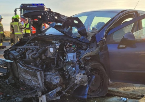 DRAMAT NA DRODZE W RYBNIE! DWA AUTA ZDERZYŁY SIĘ CZOŁOWO — JEDNA OSOBA W SZPITALU!