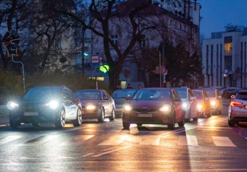 Halogen czy LED? Wybór zmienia widoczność po zmroku. Różnice widać już po pierwszej jeździe
