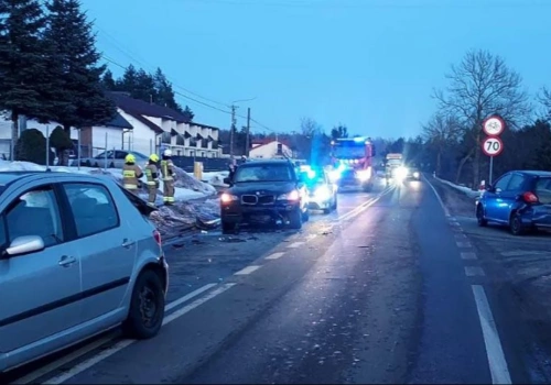 Z ostatniej chwili! Wypadek z udziałem trzech pojazdów. Trwają działania służb