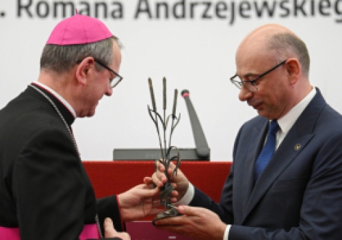 Dr Mateusz Szpytma odebrał nagrodę im. bpa Romana Andrzejewskiego za rok 2025